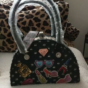NEW Dome shaped purse blk w/crystal latch